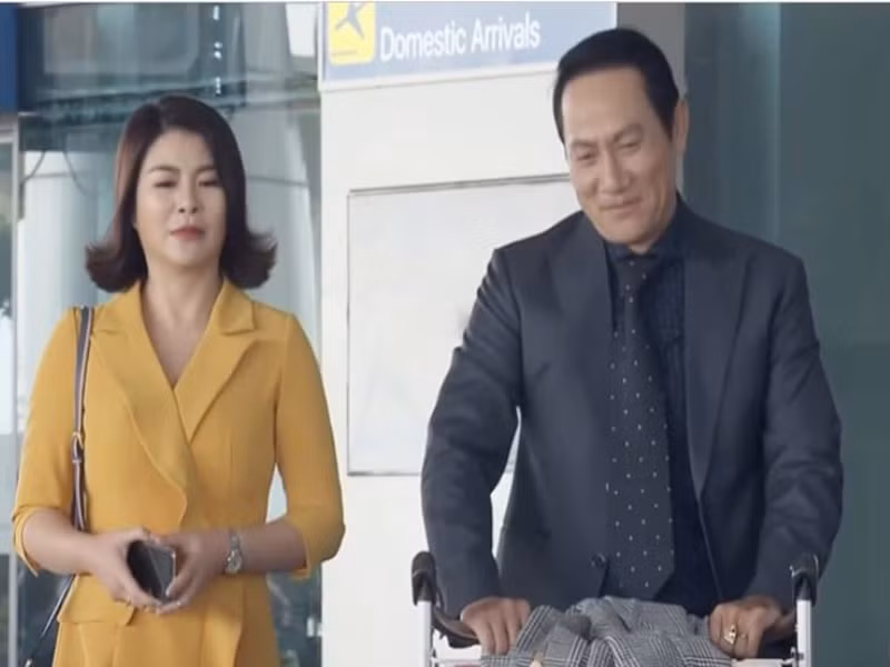 Vai "tiểu tam" của Kim Oanh trong “Đừng bắt em phải quên” cũng khiến khán giả “sôi máu”. Linh của Kim Oanh có tình cảm đơn phương với ông Luân và năm lần bảy lượt chen ngang phá hoại hạnh phúc gia đình ông Luân. Ảnh: Zing