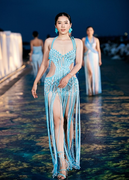 Bà Phạm Kim Dung chia sẻ với báo chí về việc Nam Em trượt top 5: "Trong một cuộc thi hoa hậu, chúng ta cần nét đẹp tổng thể, thứ nhất là ngoại hình, thứ hai là sự lăn xả. Hoa hậu cần tất cả yếu tố như sức khỏe, kiến thức và tinh thần sẵn sàng chiến đấu. Thật ra, không chỉ có một mình Nam Em không được vào Top 5 mà còn các bạn thí sinh khác nữa. Và Top 5 thí sinh năm nay là những cô gái xuất sắc nhất". Ảnh: Vietnamnet