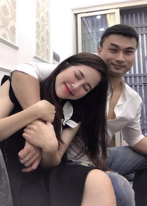 Duy Hưng đã lập gia đình. Bà xã của nam diễn viên là Huyền Nguyễn.