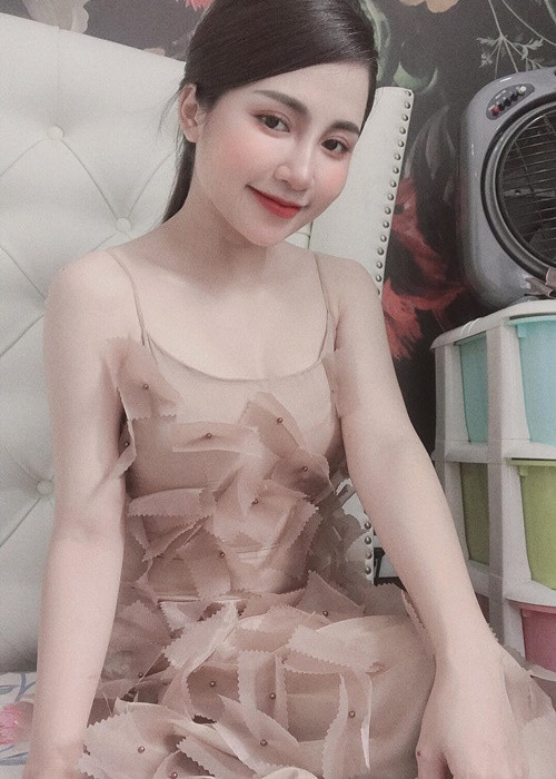 Bà xã nam diễn viên phim "Gara hạnh phúc" chuộng mặc váy áo tôn đường cong hình thể.