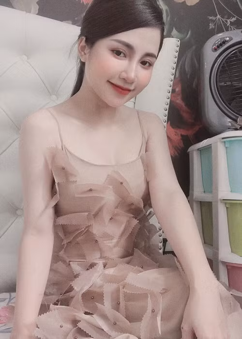 Bà xã nam diễn viên phim "Gara hạnh phúc" chuộng mặc váy áo tôn đường cong hình thể.