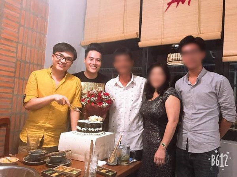 Đại Nghĩa chụp ảnh cùng Võ Tấn Phát, bố mẹ và em trai của Võ Tấn Phát. Ảnh: Yan