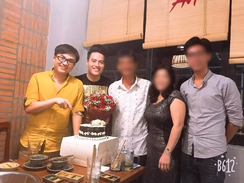 Đại Nghĩa chụp ảnh cùng Võ Tấn Phát, bố mẹ và em trai của Võ Tấn Phát. Ảnh: Yan