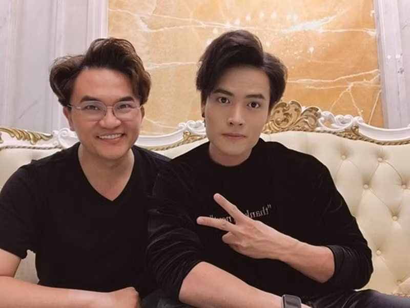 Mới đây, Võ Tấn Phát chia sẻ hình ảnh trong chương trình Ký ức vui vẻ đồng thời ẩn ý độc thân: "Thất tịch ăn đậu đỏ xong cái có show, chứ bồ thì vẫn không có". Hồi tháng 5 vừa qua, Tấn Phát bất ngờ cập nhật dòng trạng thái: "Hạnh phúc nhé" cùng với biểu tượng trái tim màu đen. Cùng thời điểm, Đại Nghĩa viết: "Từng lời đã hứa nay chẳng thể giữ nữa, đành phải nhờ người khác gánh vác". Loạt động thái hồi tháng 5 và mới đây của Đại Nghĩa - Võ Tấn Phát làm dấy nghi vấn "toang tình". Ảnh: Phụ nữ Việt Nam