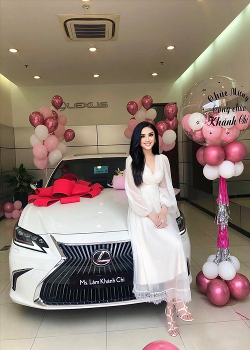 Lâm Khánh Chi còn sở hữu xe sang. Cuối năm 2020, nữ ca sĩ tậu được xế hộp thứ 3. Ảnh: Lao động
