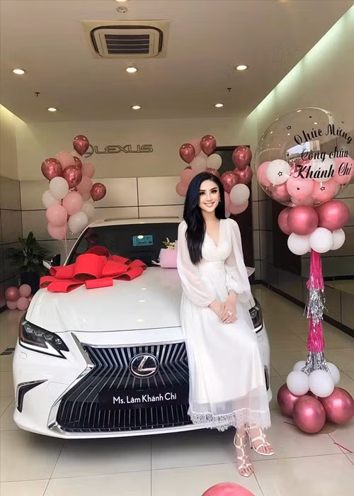 Lâm Khánh Chi còn sở hữu xe sang. Cuối năm 2020, nữ ca sĩ tậu được xế hộp thứ 3. Ảnh: Lao động