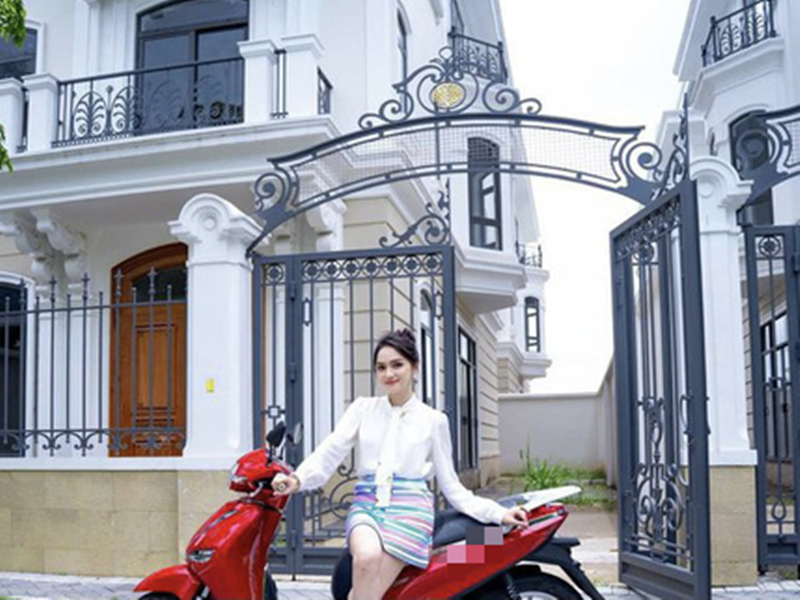 Hương Giang Idol có một căn biệt thự triệu đô ở TP HCM. Biệt thự gam màu trắng chủ đạo, nội thất sang trọng. Ảnh: Dân Việt