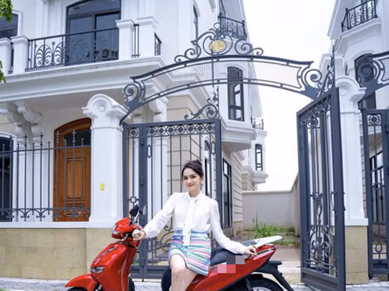 Hương Giang Idol có một căn biệt thự triệu đô ở TP HCM. Biệt thự gam màu trắng chủ đạo, nội thất sang trọng. Ảnh: Dân Việt