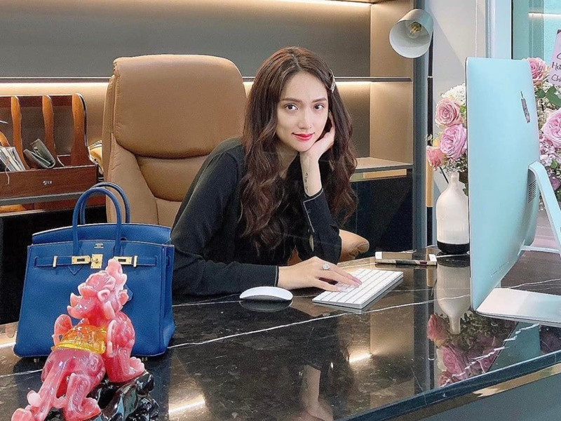 Hương Giang là một trong những mỹ nhân được xem là "yêu nữ hàng hiệu". Hồi tháng 4/2022, người đẹp tiết lộ bộ sưu tập túi Hermes giúp cô lời vài tỷ nếu sang tay. Ảnh: FBNV