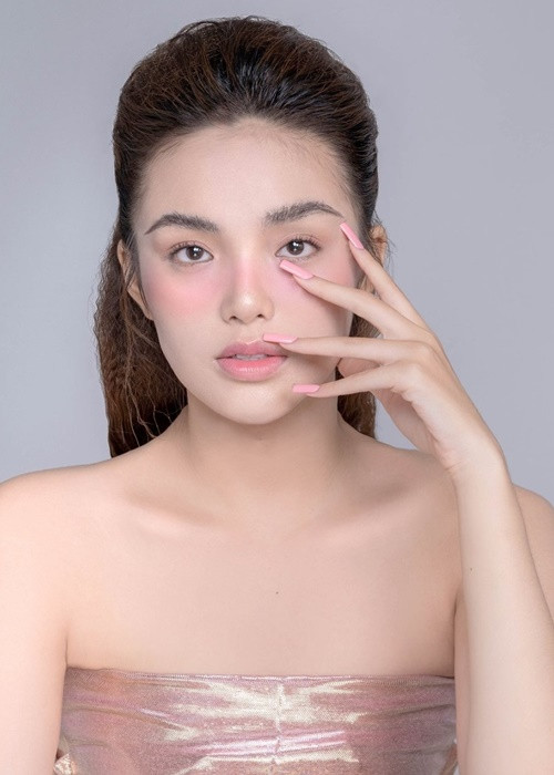 Nhật Hạ sinh năm 1994, đóng phim từ nhỏ. Cô từng vào vai Phương lúc nhỏ trong "Mùi ngò gai", phù thủy YeYe trong "Gia đình phép thuật".