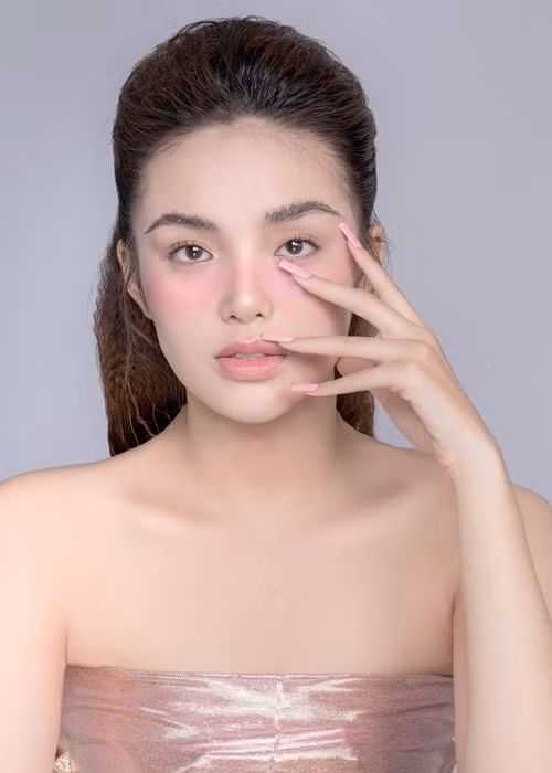 Nhật Hạ sinh năm 1994, đóng phim từ nhỏ. Cô từng vào vai Phương lúc nhỏ trong "Mùi ngò gai", phù thủy YeYe trong "Gia đình phép thuật".