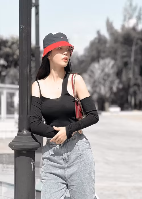 Nữ diễn viên cá tính, sành điệu ở đời thường.