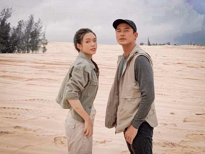 Mới đây, một diễn đàn bàn luận về showbiz có bài đăng gây xôn xao dư luận: "Rộ tin đồn sao nam tên T, chồng diễn viên D bị đoàn phim bắt gặp đang tình thương mến thương với cô diễn viên tuổi thơ thế hệ 10X?". Nhanh chóng, Lương Thế Thành và YeYe Nhật Hạ bị nhiều cư dân mạng réo tên khi gần đây đóng tình nhân trong phim “Màu cát”. Thúy Diễm - bà xã Lương Thế Thành cho biết, tin đồn là thất thiệt. Sau đó, YeYe Nhật Hạ cũng lên tiếng phủ nhận tin đồn.