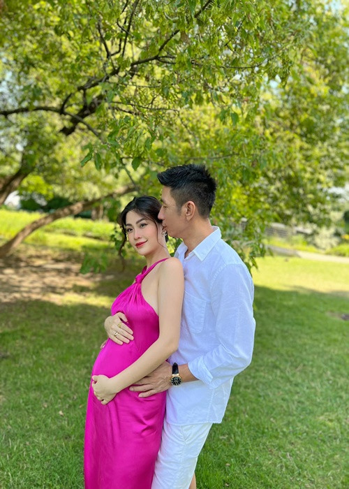 Diễm Trang tâm sự: "Con đến với ba mẹ lúc bất ngờ nhất, đôi khi nhắc lại còn không tin, không hiểu tại sao, chỉ biết nhìn nhau ngớ người rồi cười".