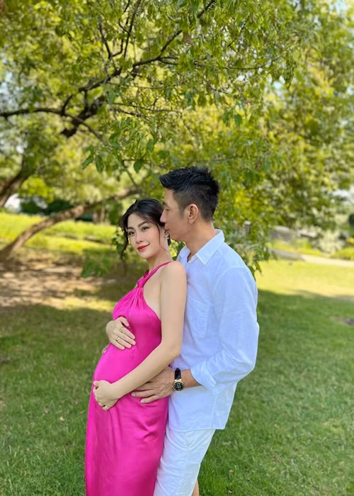 Diễm Trang tâm sự: "Con đến với ba mẹ lúc bất ngờ nhất, đôi khi nhắc lại còn không tin, không hiểu tại sao, chỉ biết nhìn nhau ngớ người rồi cười".