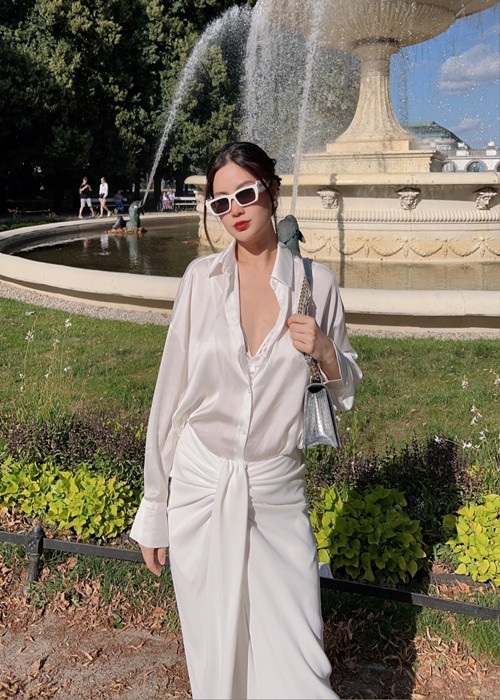 Vòng hai của Diễm Trang lớn thấy rõ trong khi tay chân cùng gương mặt của cô vẫn thon gọn.