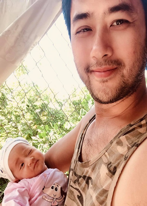 Bảo Anh khoe ảnh bồng bế cô con gái thứ hai.