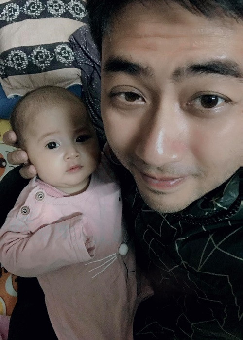 Bảo Anh cho biết, bé Dâu Tây ngày càng tình cảm, giống bố y tạc.