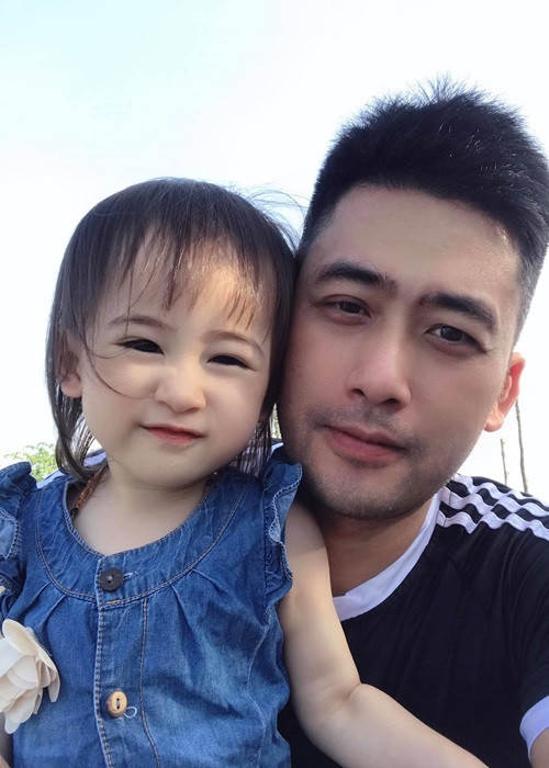 Trong cuộc phỏng vấn hồi tháng 7 với Người đưa tin, Bảo Anh tâm sự về gia đình: "Ở ngoài, tôi có thể là một người đàn ông mạnh mẽ, nhưng với gia đình, tôi là một người nhẹ nhàng, chu toàn cho tất cả. Từ khi có con, các con dạy tôi rất nhiều, như tôi chưa bao giờ chải và buộc tóc cho con gái thì bây giờ học cách làm...