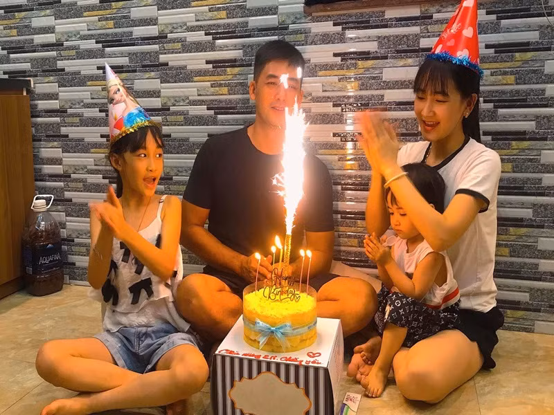 ...Tôi là một người khá ôm việc, để cho vợ con thảnh thơi bao nhiêu thì tốt bấy nhiêu. Mỗi khi ra ngoài đường, tôi đều nghĩ: Hôm nay vợ con mình ăn gì nhỉ? Con ở nhà có nghịch ngợm không, tôi đam mê việc chăm sóc người thân. Ở nhà tôi cũng là người hay đi chợ, thậm chí tôi cũng trả giá khi đi chợ, nấu nướng cho vợ con", nam diễn viên phim "Gara hạnh phúc" chia sẻ.