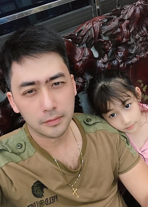 Nam diễn viên thường xuyên thay vợ chăm sóc các con.