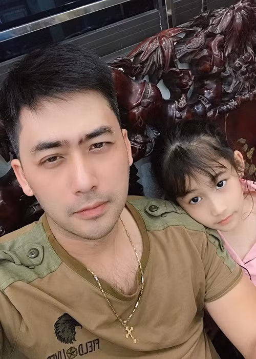 Nam diễn viên thường xuyên thay vợ chăm sóc các con.