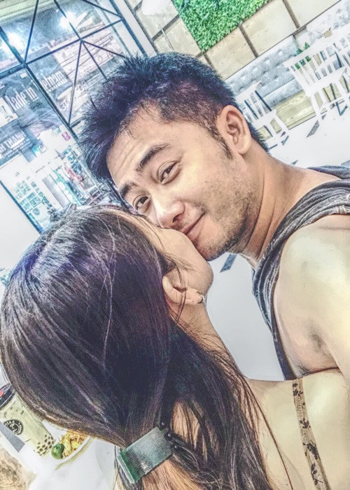 Bảo Anh từng tâm sự, vẻ đẹp hiền dịu, nhẹ nhàng và đôi mắt của bà xã là sự khởi đầu cho tình yêu của anh.