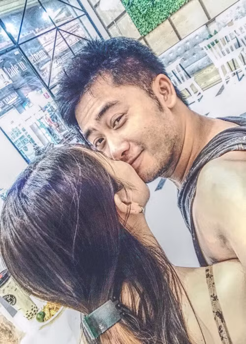 Bảo Anh từng tâm sự, vẻ đẹp hiền dịu, nhẹ nhàng và đôi mắt của bà xã là sự khởi đầu cho tình yêu của anh.