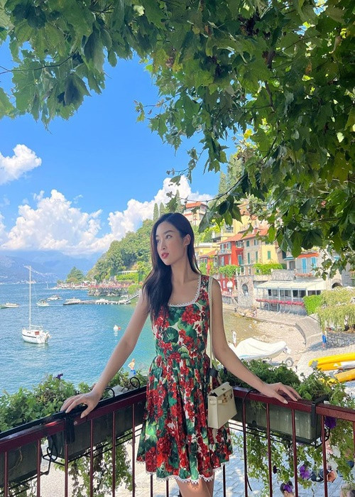 Mới nhất, Mỹ Linh khoe loạt ảnh trẻ trung, xinh đẹp ở làng Varenna bên bờ hồ Como ở Italy. Ảnh: Instagram