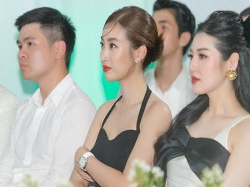 Tháng 4/2022, cả hai ngồi cạnh trong một chương trình âm nhạc. Mỹ Linh đến trước, ngồi cạnh Á hậu Tú Anh. Đỗ Vinh Quang đến sau và đi cùng anh trai Đỗ Quang Vinh. Ảnh: Công lý và xã hội