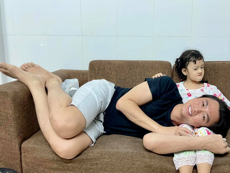 Hồ Việt Trung cho biết, bé Xí Muội có thiên hướng nghệ thuật, từ ngày vài tuổi đã thích nghe nhạc, xem các video hài của ba. Ảnh: FBNV