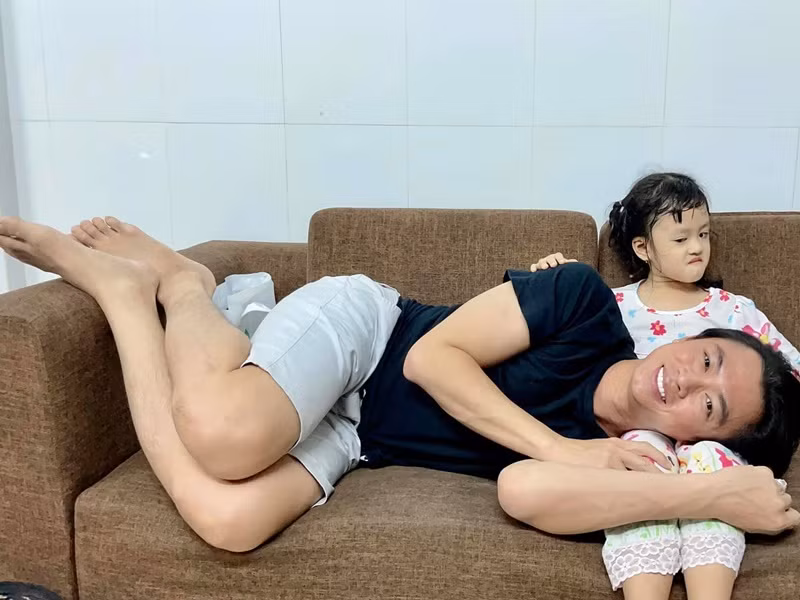 Hồ Việt Trung cho biết, bé Xí Muội có thiên hướng nghệ thuật, từ ngày vài tuổi đã thích nghe nhạc, xem các video hài của ba. Ảnh: FBNV