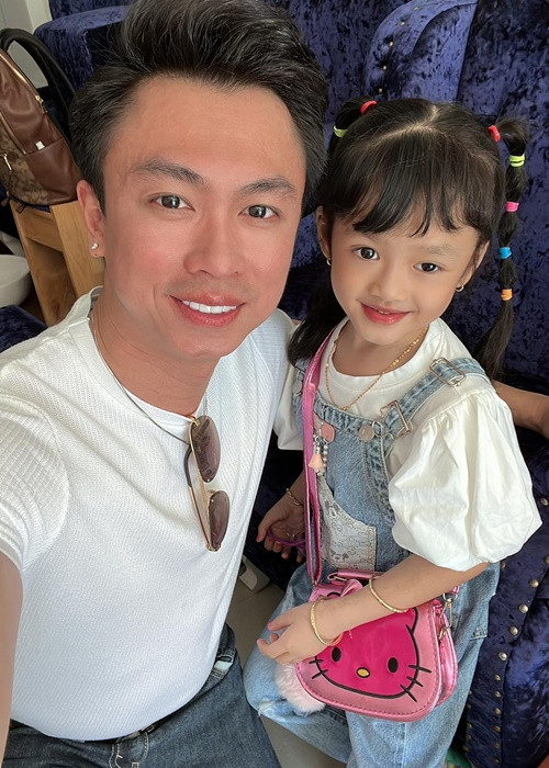 Ngoài để con đi cùng mình trong các chuyến lưu diễn, Hồ Việt Trung còn cho con đi học nhảy, học đàn. Ảnh: FBNV