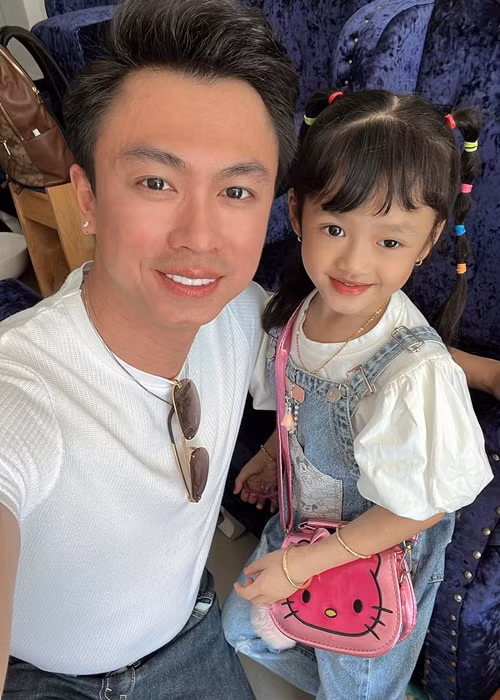 Ngoài để con đi cùng mình trong các chuyến lưu diễn, Hồ Việt Trung còn cho con đi học nhảy, học đàn. Ảnh: FBNV