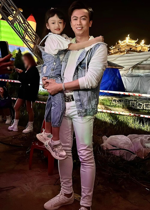 Chia sẻ với Bảo vệ công lý, Hồ Việt Trung cho biết, anh vẫn chưa có ý định kết hôn vì muốn dành toàn tâm toàn ý chăm sóc Xí Muội đến khi bé 18 tuổi. Ảnh: FBNV