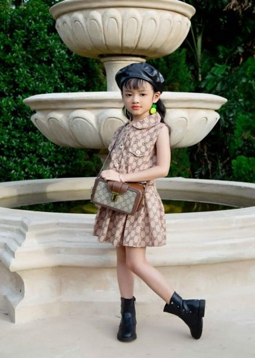 Bé Xí Muội sở hữu làn da trắng, đôi mắt to đen láy, mái tóc đen dài. Ảnh: Bảo vệ công lý