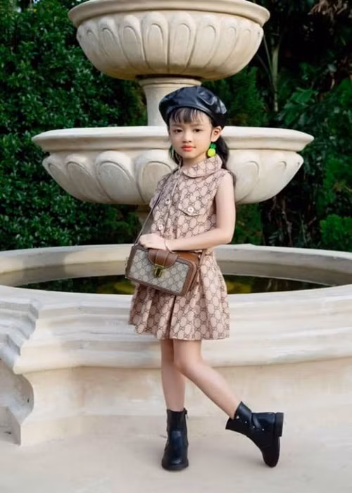 Bé Xí Muội sở hữu làn da trắng, đôi mắt to đen láy, mái tóc đen dài. Ảnh: Bảo vệ công lý