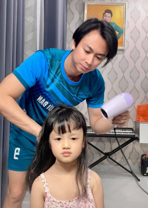 Nam ca sĩ dành nhiều thời gian chăm sóc con gái. Ảnh: FBNV