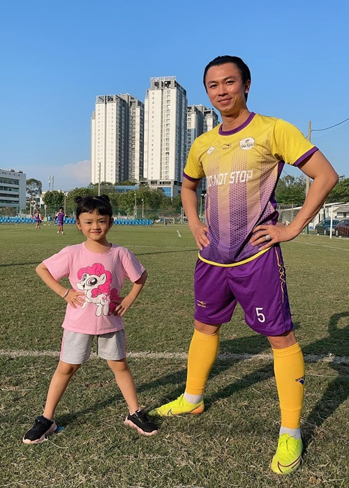 Nam ca sĩ đi chơi thể thao cũng đưa con gái đi cùng. Ảnh: FBNV