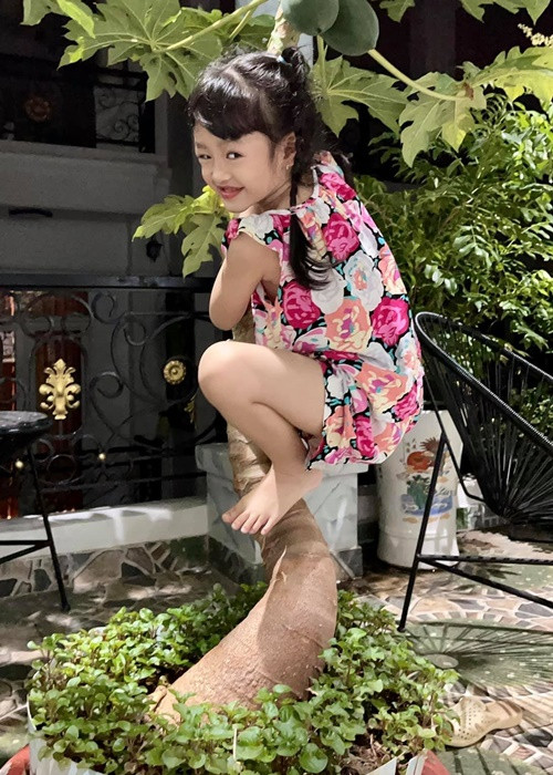 Trên trang cá nhân, Hồ Việt Trung đăng tải nhiều khoảnh khắc đáng yêu của con gái. Ảnh: FBNV