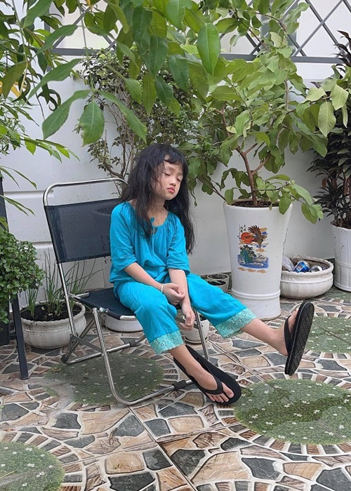 Hồ Việt Trung đăng ảnh con gái ngủ trong thời gian ở nhà học online. Ảnh: FBNV