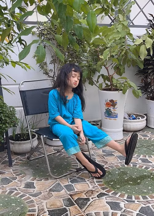 Hồ Việt Trung đăng ảnh con gái ngủ trong thời gian ở nhà học online. Ảnh: FBNV