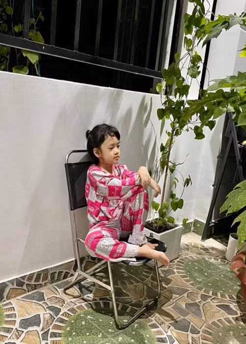 Bé Xí Muội tạo dáng như bà cụ non. Ảnh: FBNV