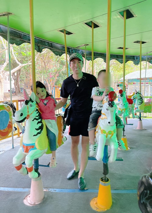 Hồ Việt Trung thường xuyên đưa con gái đi chơi. Ảnh: FBNV