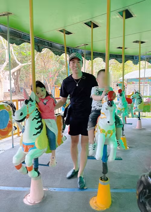 Hồ Việt Trung thường xuyên đưa con gái đi chơi. Ảnh: FBNV