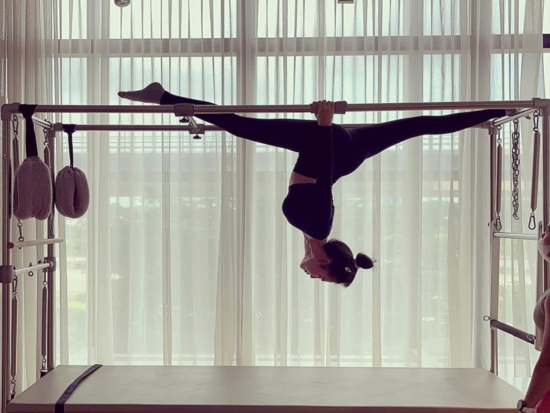 Ngọc Trinh đăng tải hình ảnh tư thế đu mình trên không. Ảnh: FBNV