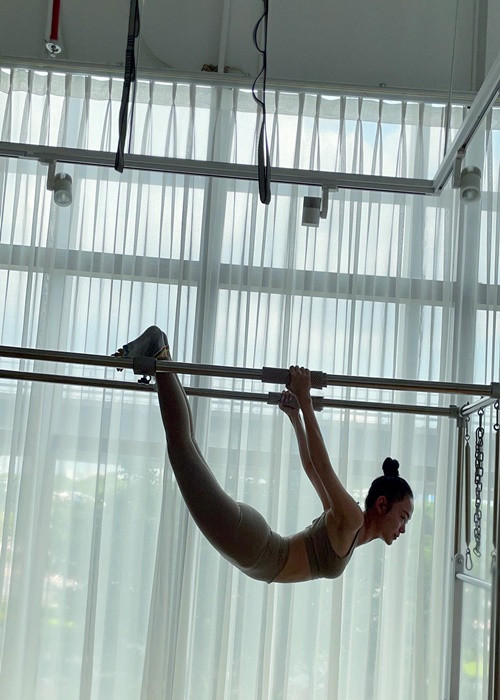 Nữ ca sĩ thực hiện tư thế treo người trên không. Ảnh: FBNV