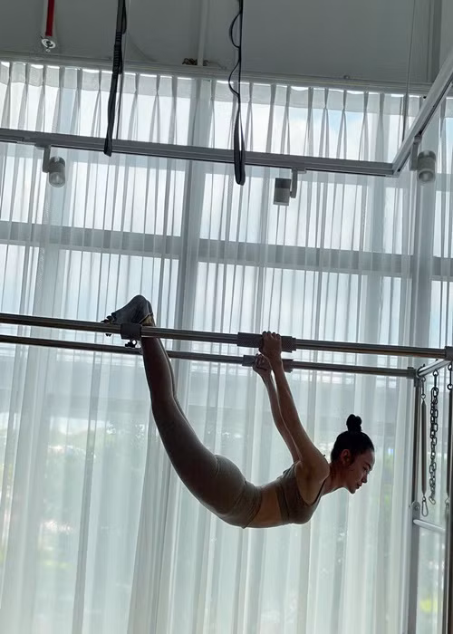 Nữ ca sĩ thực hiện tư thế treo người trên không. Ảnh: FBNV