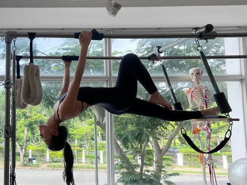 Khánh Linh The Face tập pilates để cải thiện tình trạng bàn chân bẹt, bảo vệ cột sống do thường xuyên đi giày cao gót. Ảnh: Vietanmnet