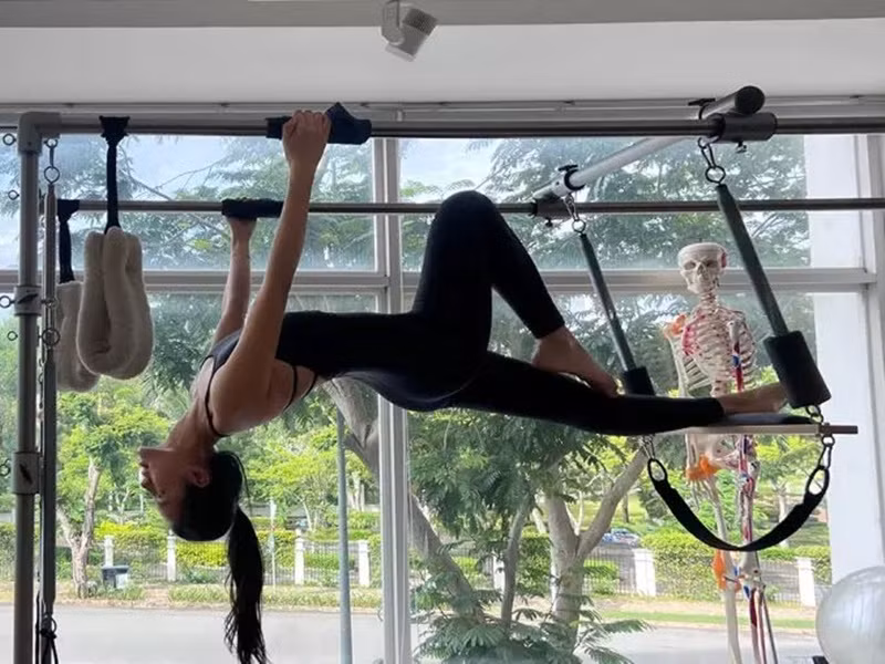 Khánh Linh The Face tập pilates để cải thiện tình trạng bàn chân bẹt, bảo vệ cột sống do thường xuyên đi giày cao gót. Ảnh: Vietanmnet